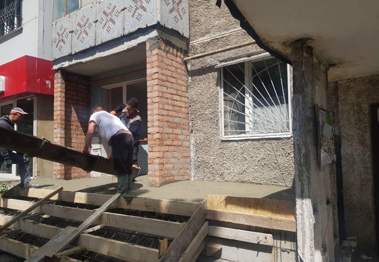 Intervențiile unui agent imobiliar la un bloc din capitală provoacă panică în rândul locatarilor