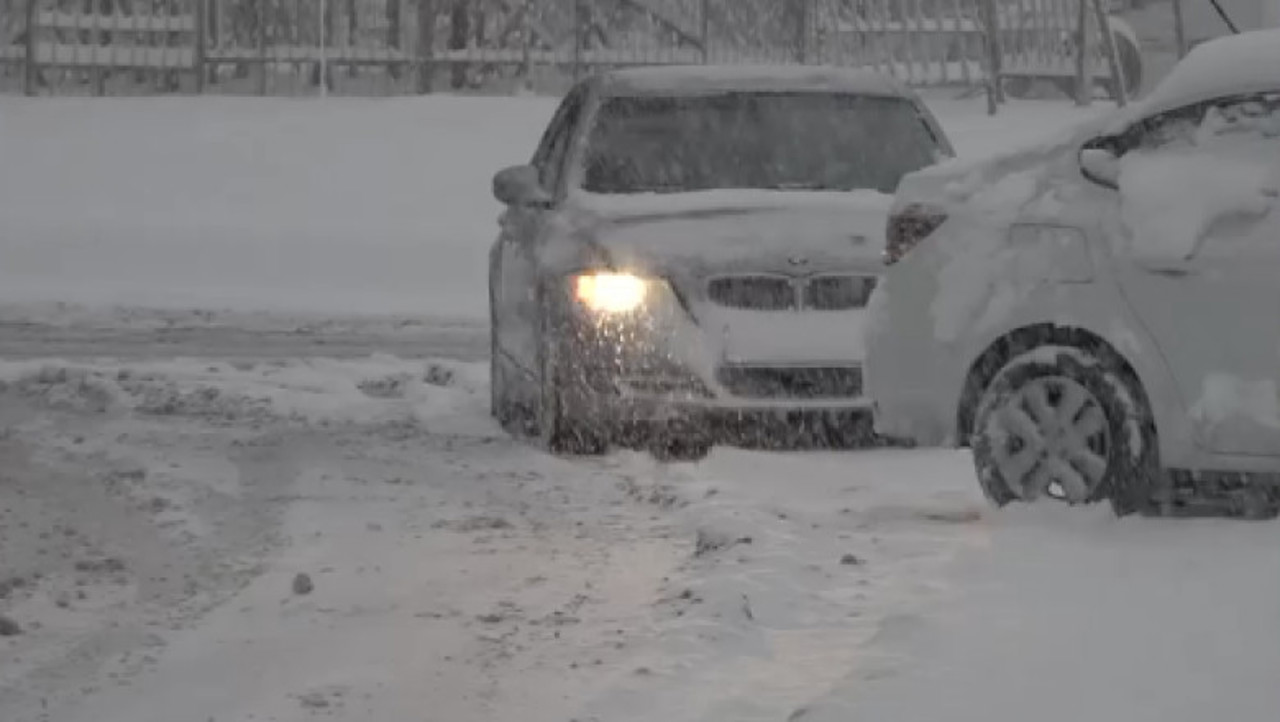 Снег и гололёд осложнили движение на дорогах Румынии