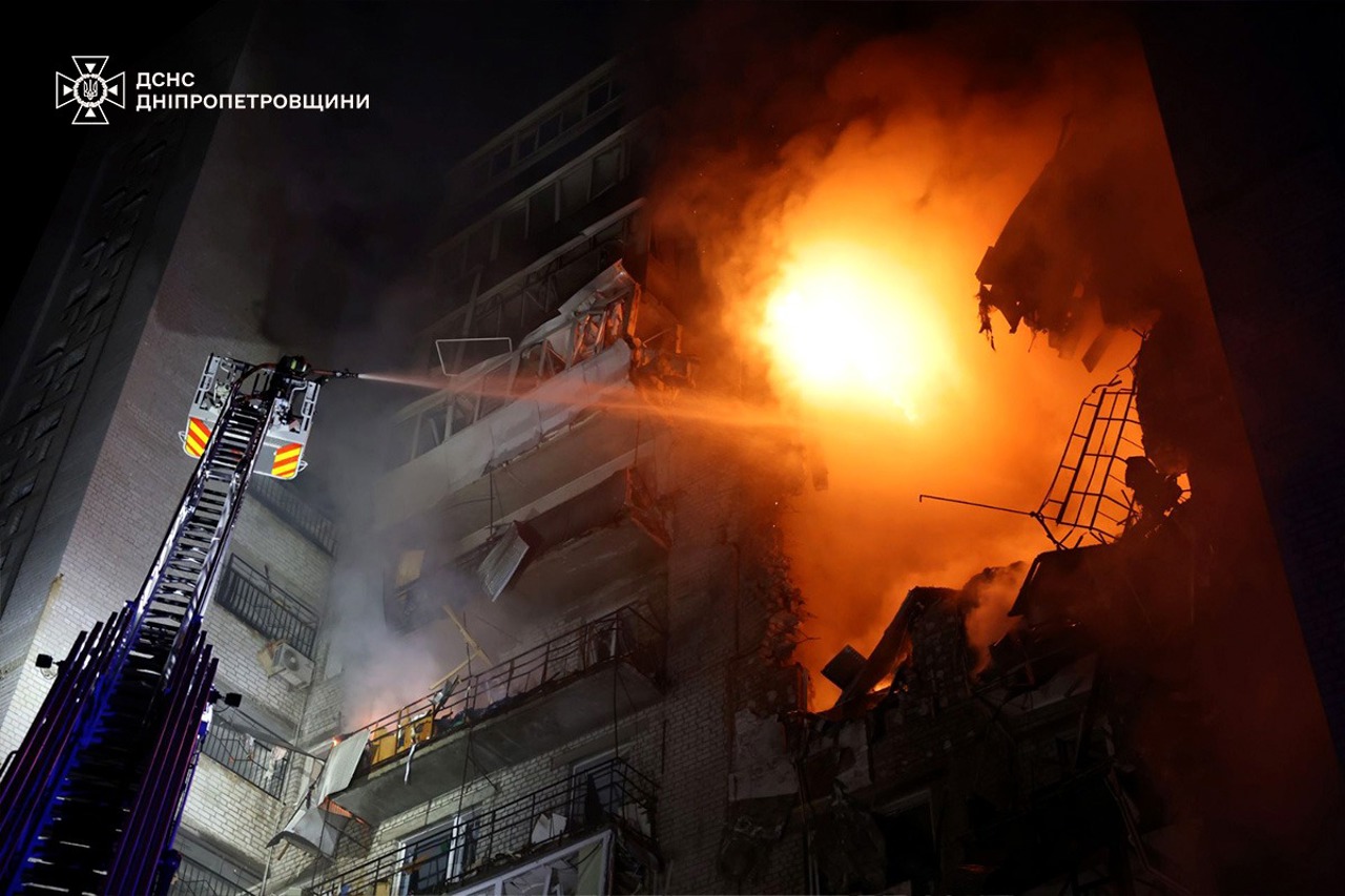 Bombardament la Dnipro: Un bloc cu 13 etaje, parțial distrus. Sunt victime