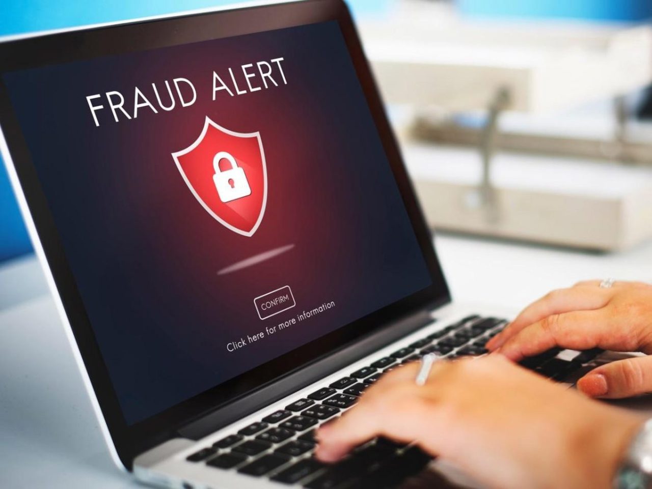 O nouă tentativă de fraudă online: Poliția avertizează despre mesajele false cu „amenzi” și „penalizări”