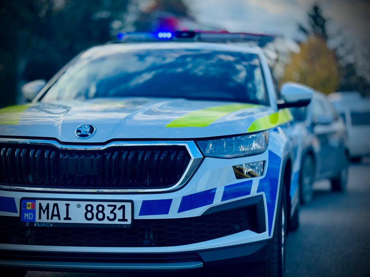 Șofer de 33 de ani, mort după ce a fugit de polițiști și s-a izbit cu mașina de o stație de așteptare pe drumul Ohrincea-Cruglic