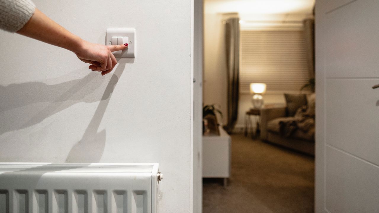 „A economisi energie nu înseamnă să renunțăm la confort, ci să o folosim rațional”: Recomandările experților pentru perioada stării de urgență