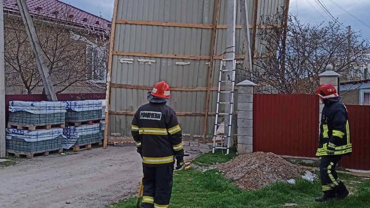 FOTO | Cod galben de vânt: Rafalele au doborât copaci și au avariat mașini