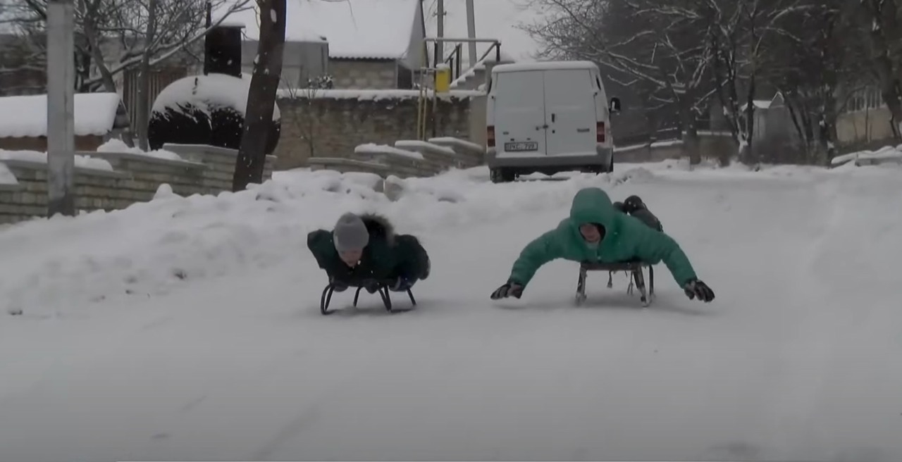 Copiii se bucură de ninsoare în timp ce autoritățile au luptat cu zăpada pe șoselele din nordul țării