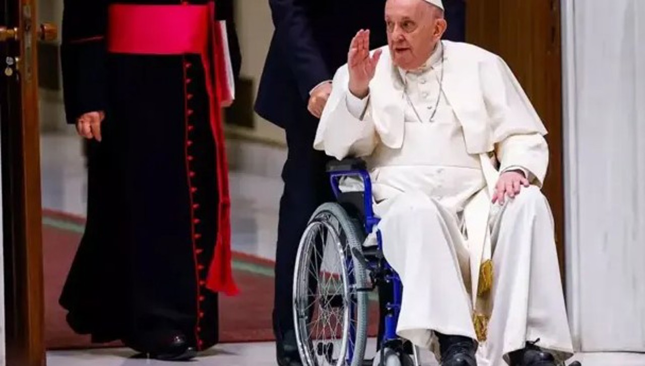 Папа Франциск остается в больнице: у него двусторонняя пневмония