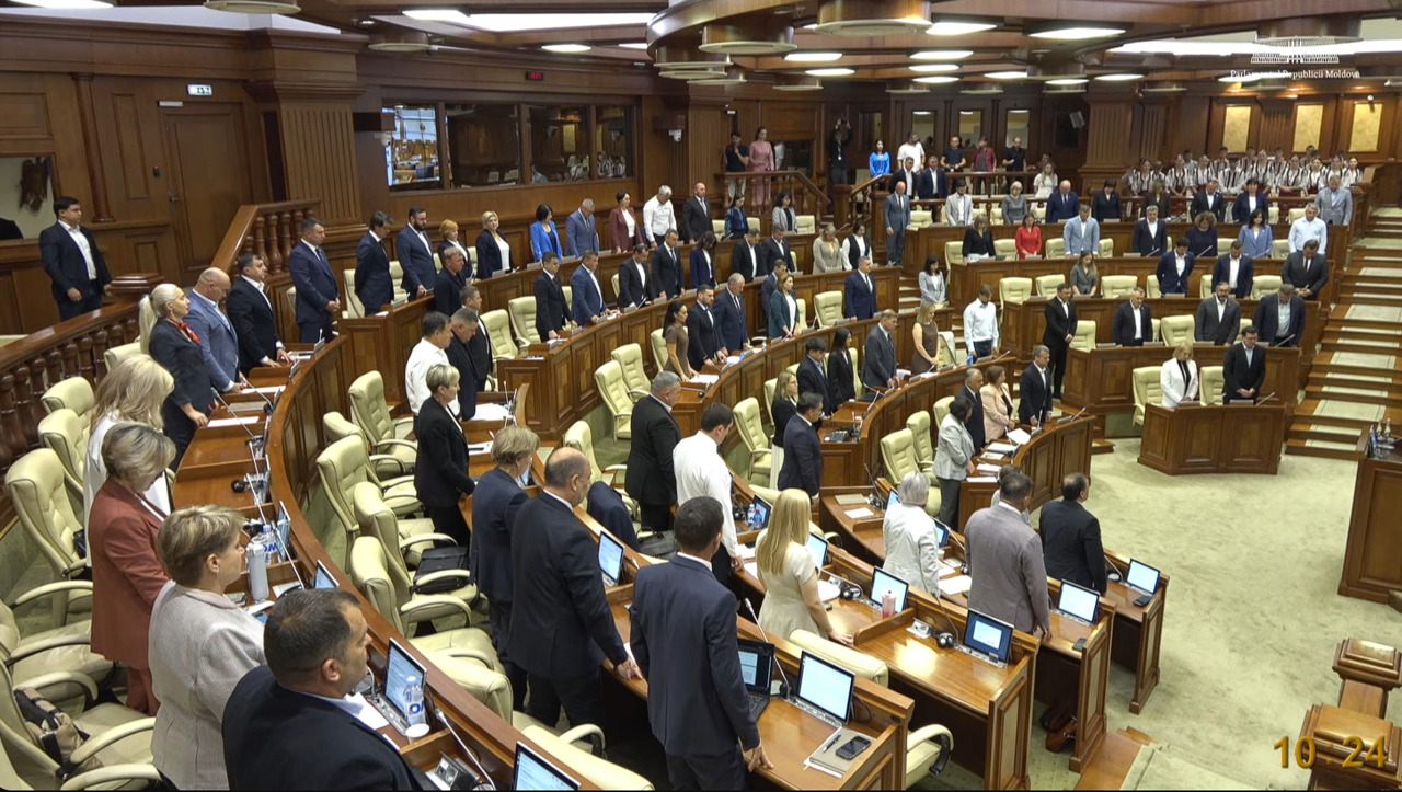 Minut de reculegere în Parlament în memoria victimei de la Măgdăcești: „Vom organiza audieri dedicate prevenirii și combaterii femicidului"