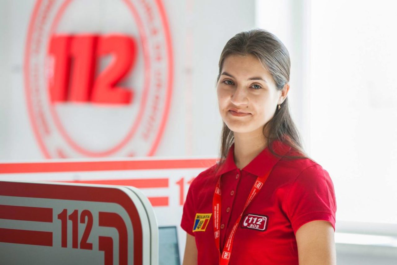 Чаще всего вызывают скорую и пожарных: операторы службы 112 рассказали о своей работе 