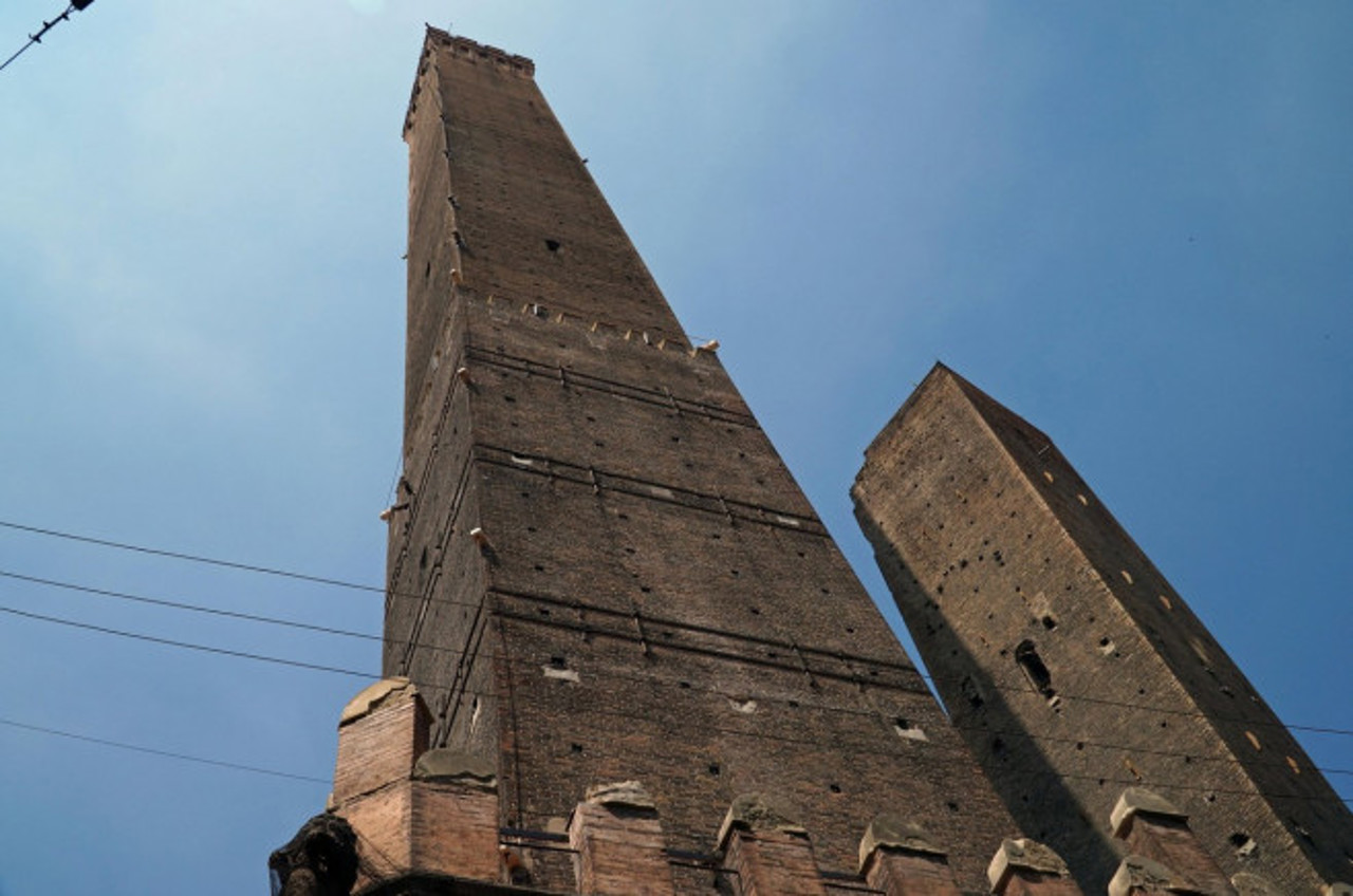 ФОТО// «Ситуация крайне критическая». Падающую башню в Болонье закрыли из-за угрозы обрушения