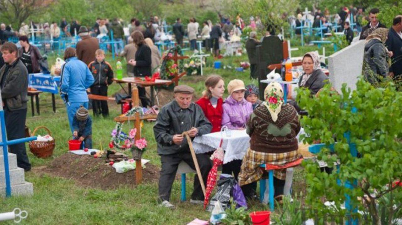 Cimitirele au fost aglomerate. Mii de oameni au venit să își pomenească rudele