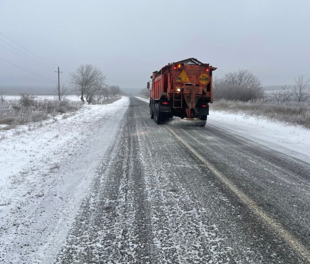 Atenție, ceață și lunecuș! Drumarii au intervenit în timpul nopții în peste 30 de raioane