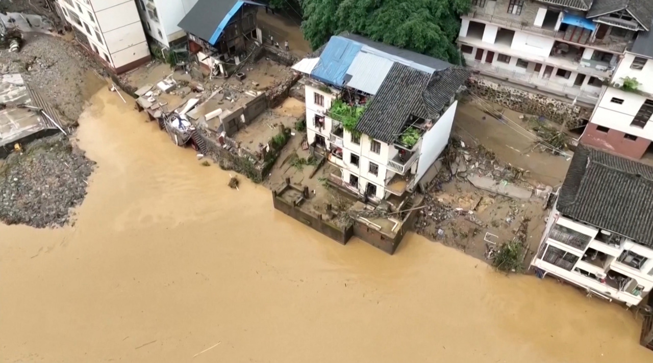 Inundații-record în China: sate izolate și mii de oameni evacuați