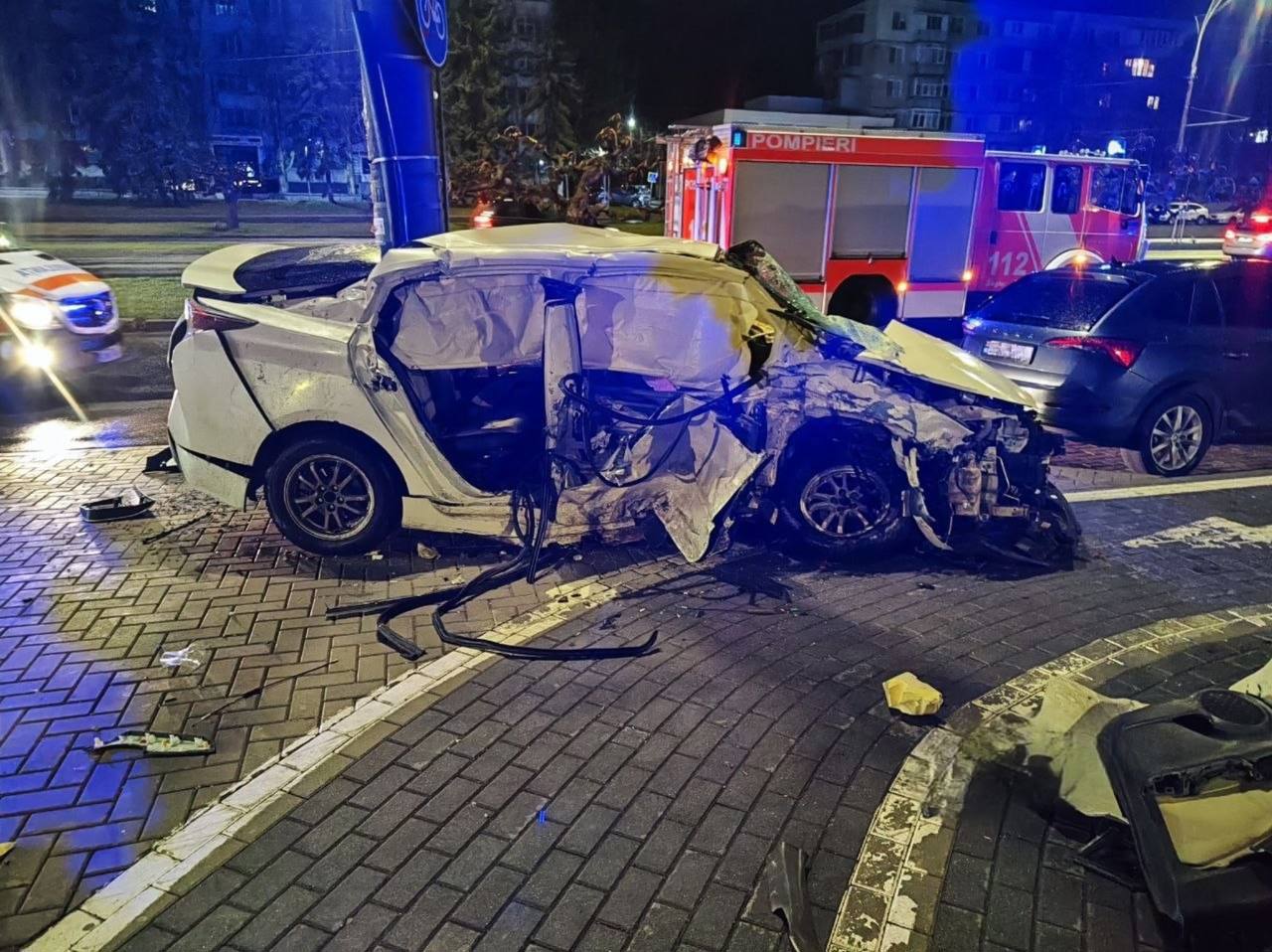 Șofer de taxi și un pasager, transportați la spital după un accident în capitală 