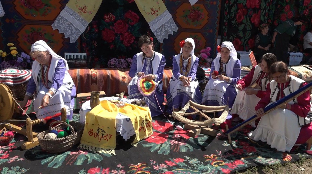 Festival în satul Gaidar: Vizitatorii au învățat cum se prelucrează lâna și se țes covoarele 