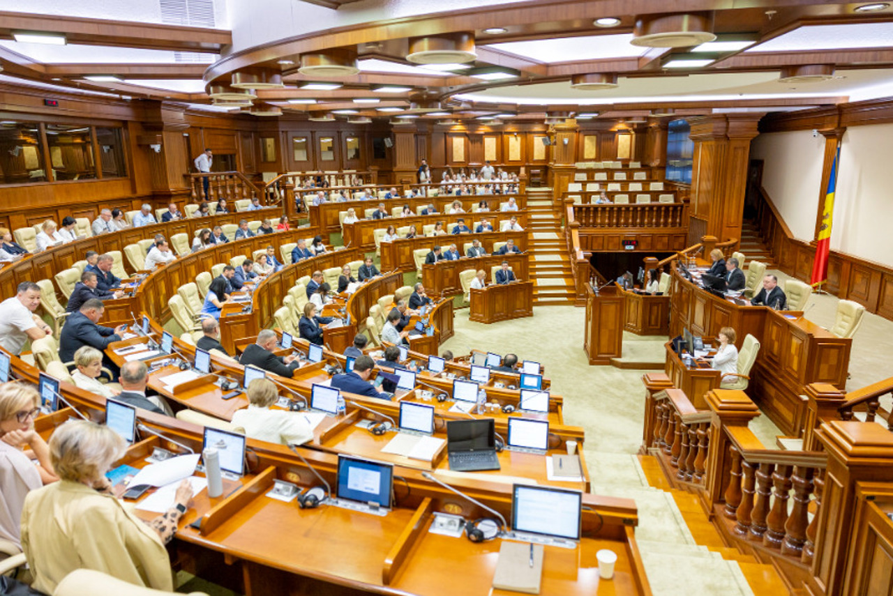Parlamentul instituie o comisie de anchetă pentru verificarea tuturor întreprinderilor de stat