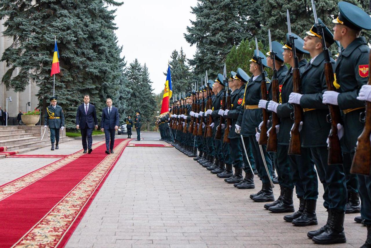  „Cetățenii trebuie apărați oriunde s-ar afla”. Premierul României anunță intenția de a produce sisteme antidronă împreună cu R. Moldova
