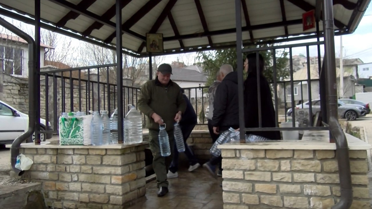 Criză de apă în nordul țării: Oamenii spun că se descurcă cu greu: „Ne străduim să folosim cât mai puțină apă”