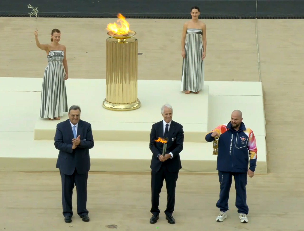 Flacăra Jocurilor Olimpice de iarnă din 2026 a fost transmisă organizatorilor italieni 