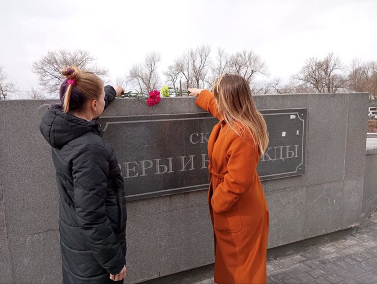 svoboda.org/ La Vladivostok, municipalitatea a început urgent să repare parcul Credința și Speranța, blocând memorialul, ca oamenii să nu depună flori în amintirea lui Navalnîi