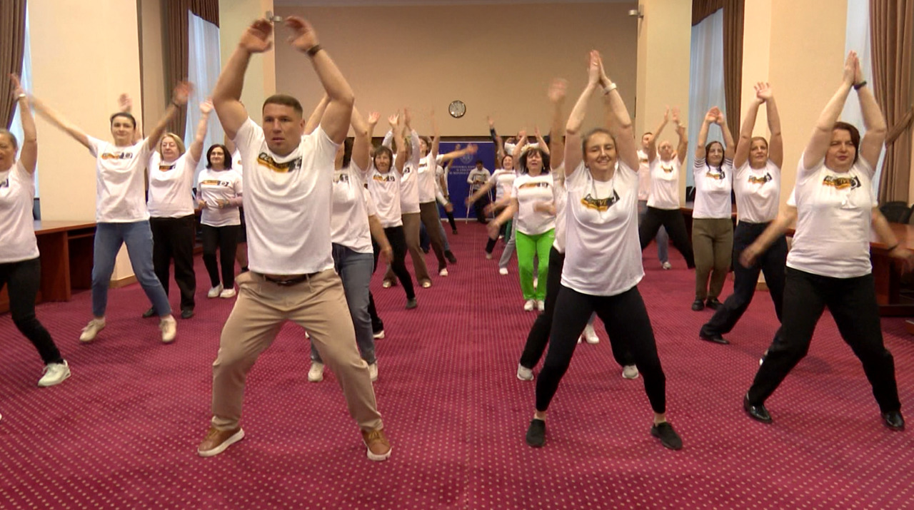 Holul Guvernului s-a transformat, pentru 15 minute, în sală de sport pentru funcționari