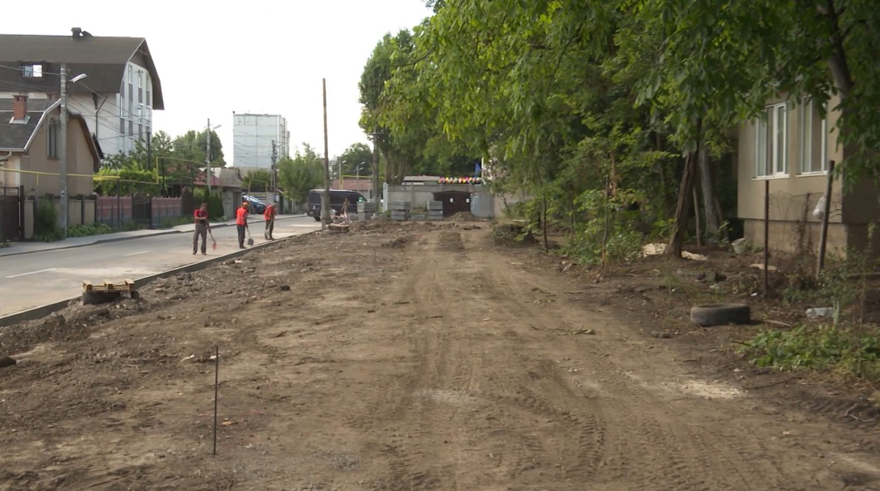 Locatarii unui bloc din Durlești, revoltați că în spatele clădirii este construită o parcare