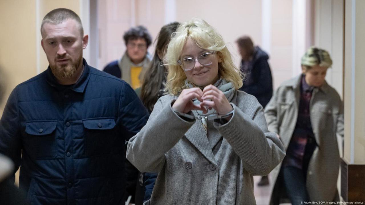 "Мы женимся": уличной певице Наоко сделали предложение в автозаке