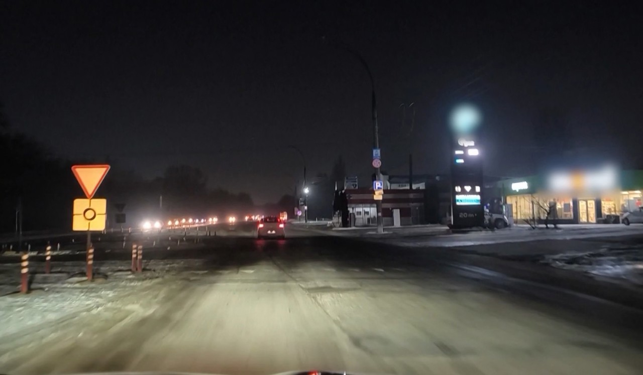 Zonă din capitală fără iluminat public, un pericol pentru șoferi și pietoni 