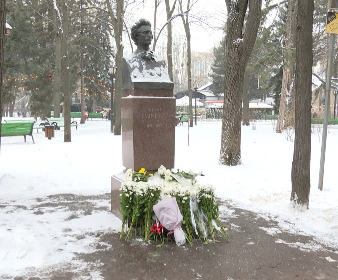 Versuri și flori la bustul lui Mihai Eminescu: „Om cu demnitate, toată moștenirea lăsată este importantă”