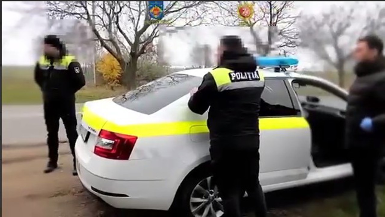 Два патрульных инспектора задержаны по подозрению в пассивной коррупции