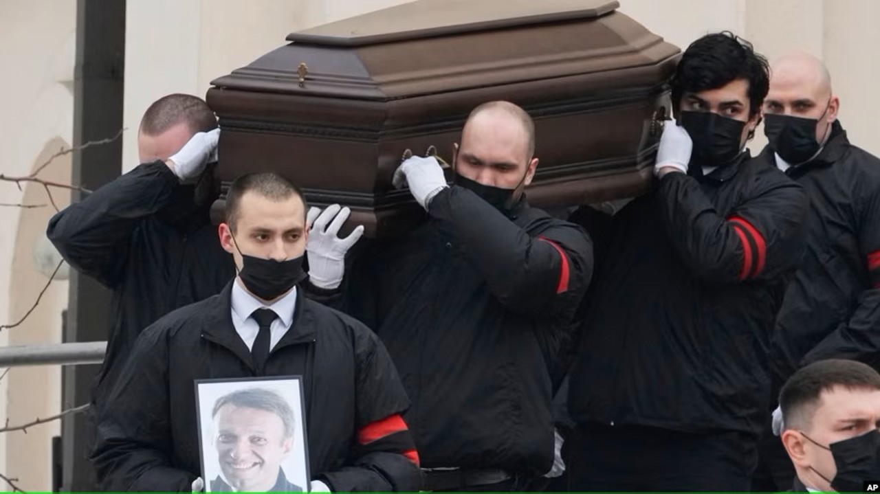 Aleksei Navalnîi a fost înmormântat la Cimitirul Borisov din Moscova, în condiții de maximă securitate