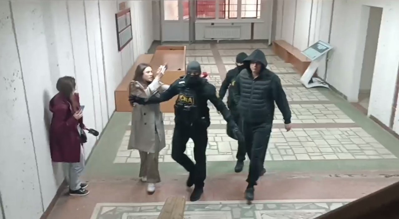 Dosarul mitei de 400.000 de dolari: Un procuror și un polițist ajung în arest, alt polițist - cercetat în libertate