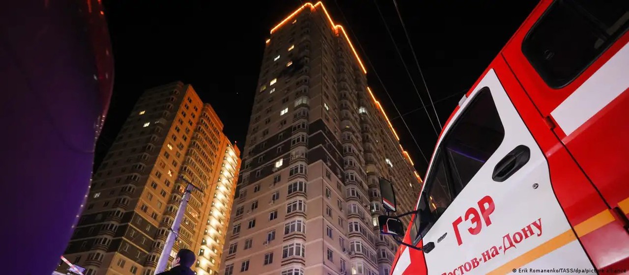 Atac aerian în regiunea Rostov: patru persoane rănite, inclusiv un copil. Incendii la clădiri rezidențiale și un obiectiv industrial