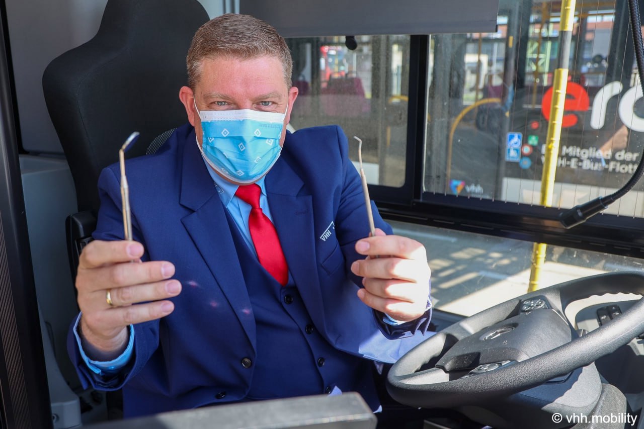 Istoria unui dentist din Hamburg care își trăiește visul copilăriei la volanul unui autobuz