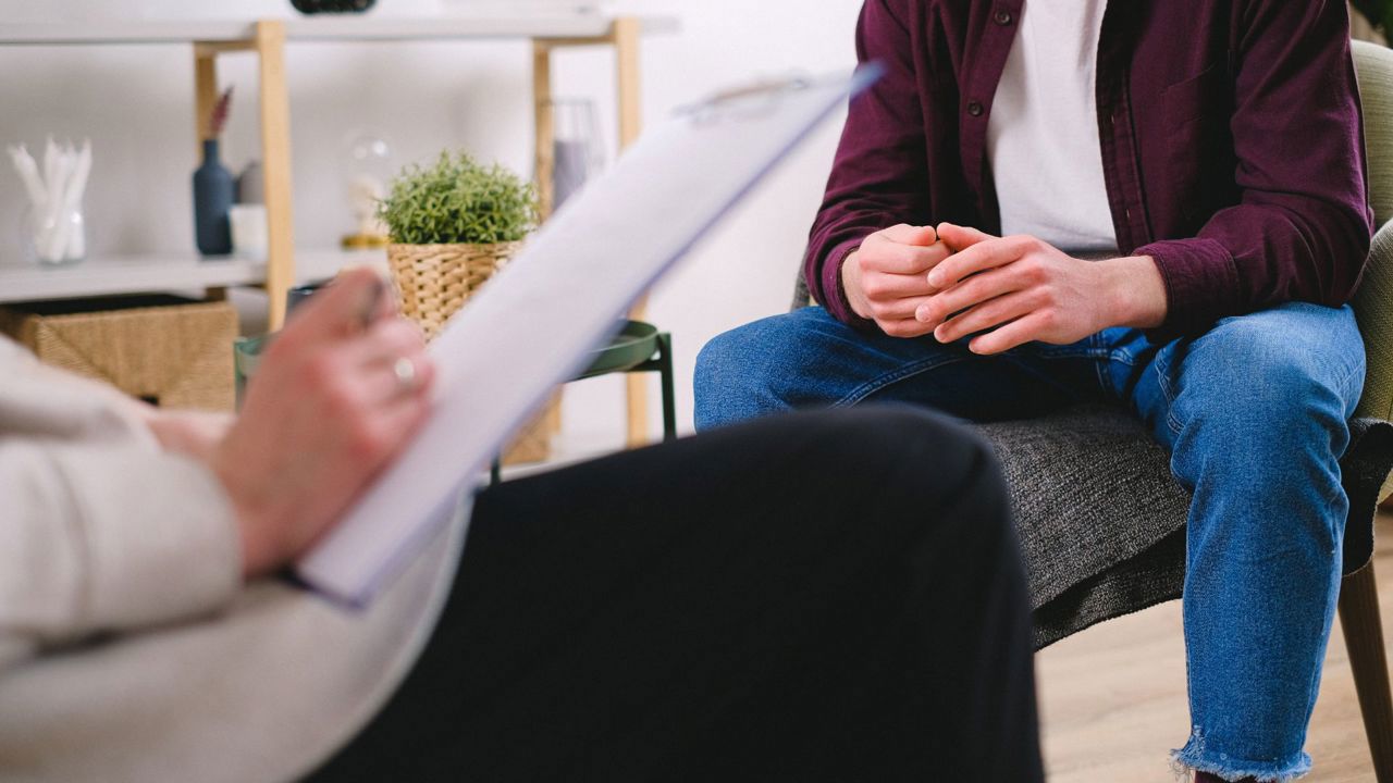Psihoterapeuții, supuși unor reguli noi din 2028. Liberă practică doar cu atestat 