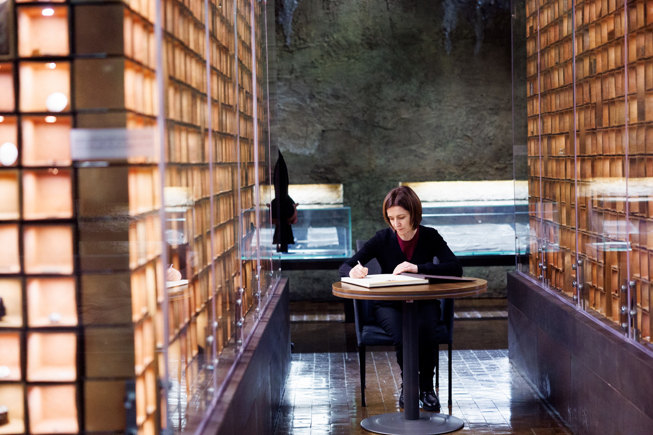 Maia Sandu honors Katyn victims during official visit to Poland