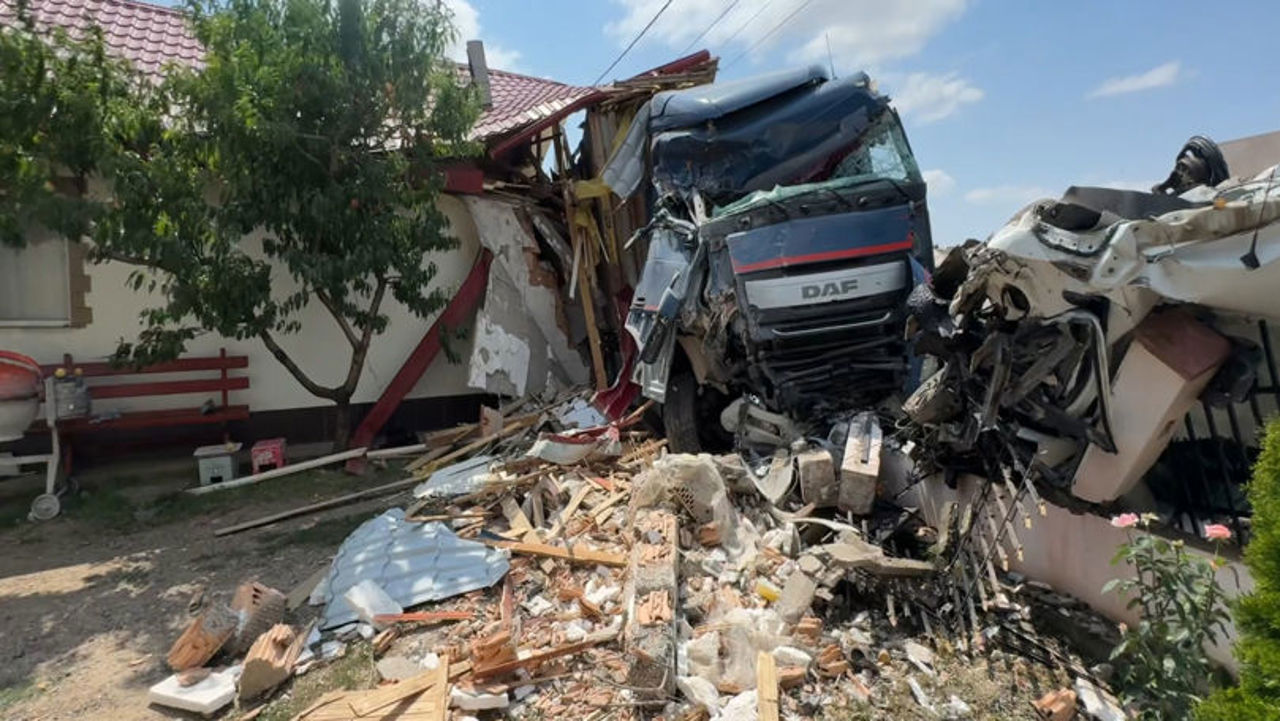 Грузовик с молдавскими номерами врезался в дом в румынском уезде Васлуй