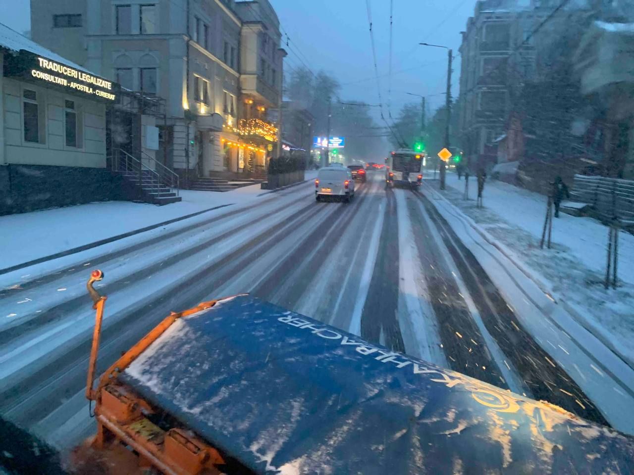 Ninsoarea a pus orașul la încercare. Intervenții ale poliției și alertă de polei în capitală