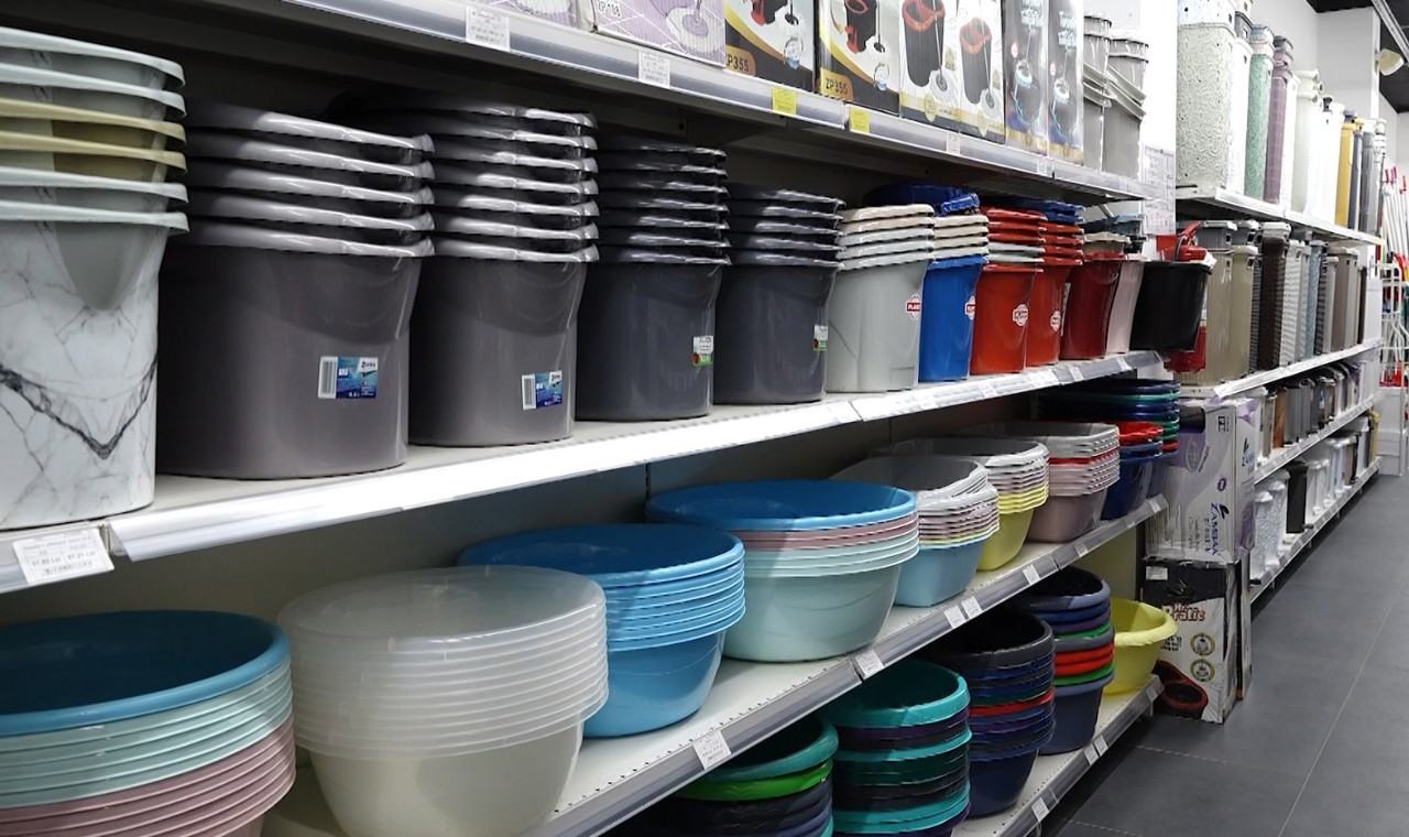 Cererea pentru apă îmbuteliată și produsele de uz casnic a crescut în magazinele din nordul țării: „Greu, dar ne descurcăm”