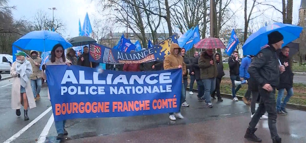 Во Франции полицейские вышли на протесты против условий работы во время летней Олимпиады