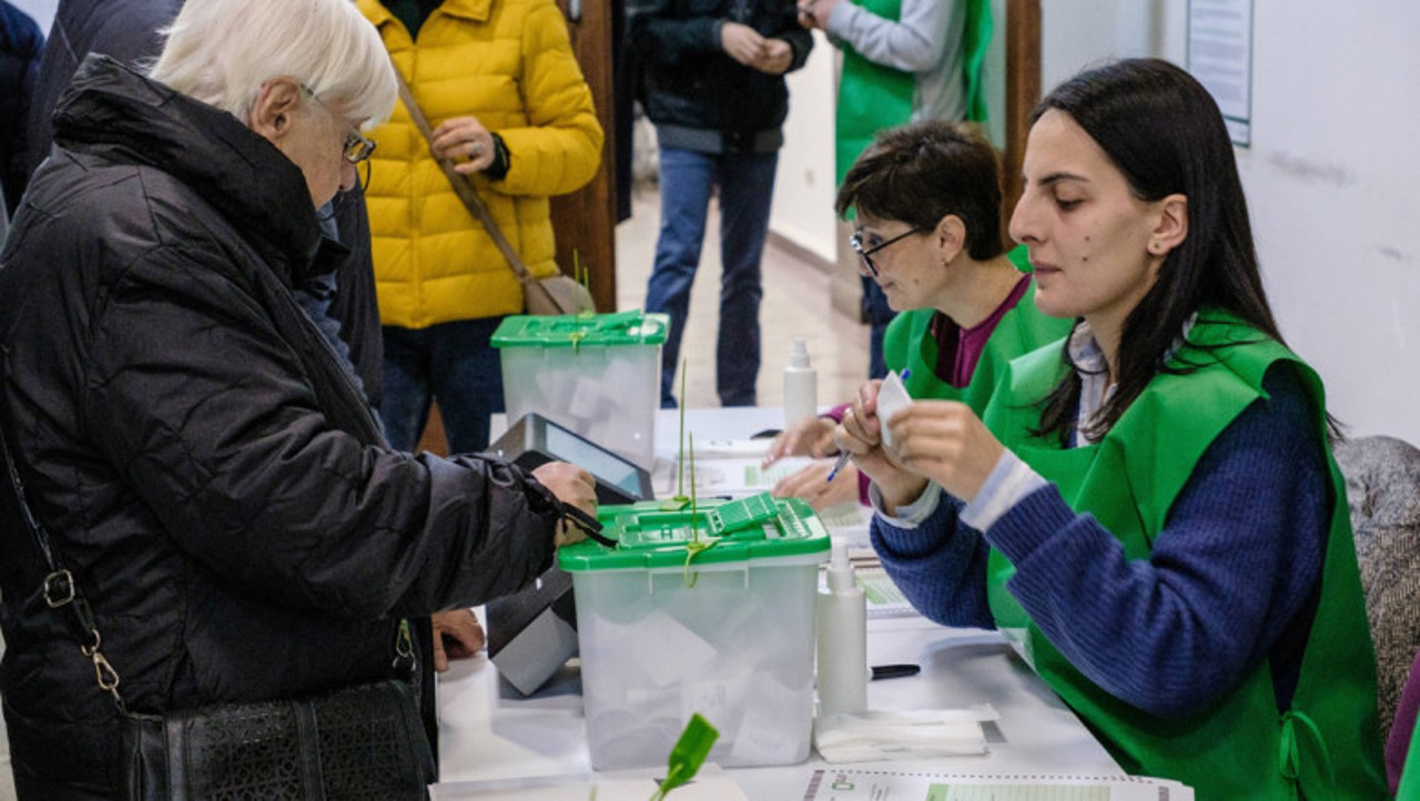 Alegeri în Georgia// Partidul de guvernământ Visul Georgian conduce cu 53% din voturi