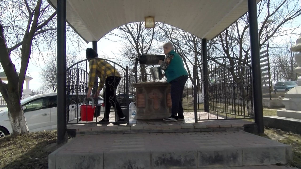 Water crisis in Soroca: Residents haul well water; authorities supply tankers