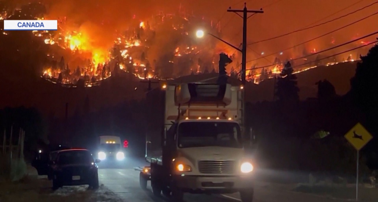 Zeci de mii de oameni evacuați din cauza incendiilor de vegetație din Europa și Canada