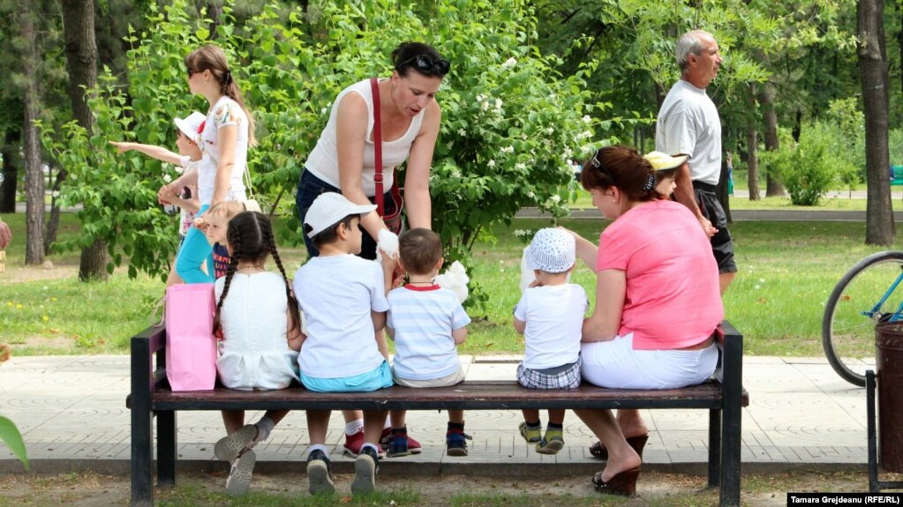Părinții fără soluții: Peste 75% dintre grădinițele din R. Moldova s-au închis pe vară