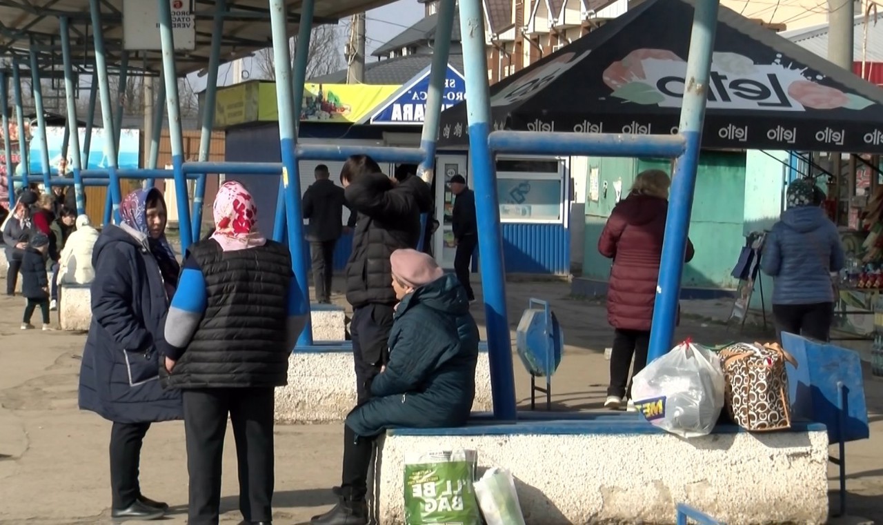 Aproape 80 la sută dintre cursele raionale și interraionale, suspendate: Călătorii, nevoiți să ia taxi sau mașini de ocazie