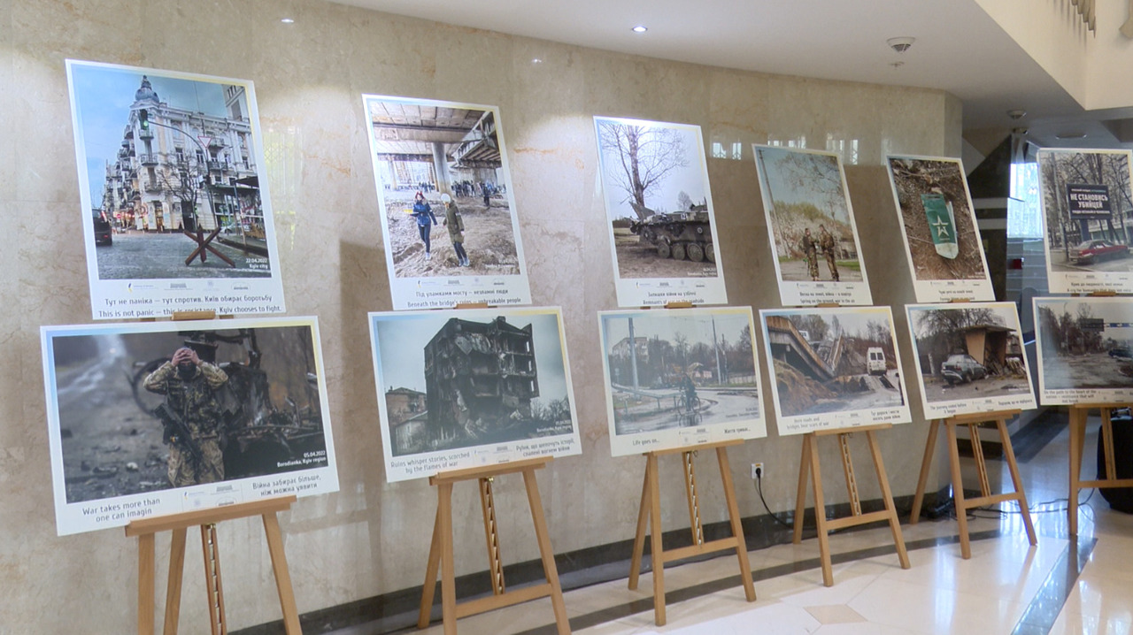 Expoziție fotografică la Parlament: „Neînfrânții” Ucrainei, lumină prin întuneric