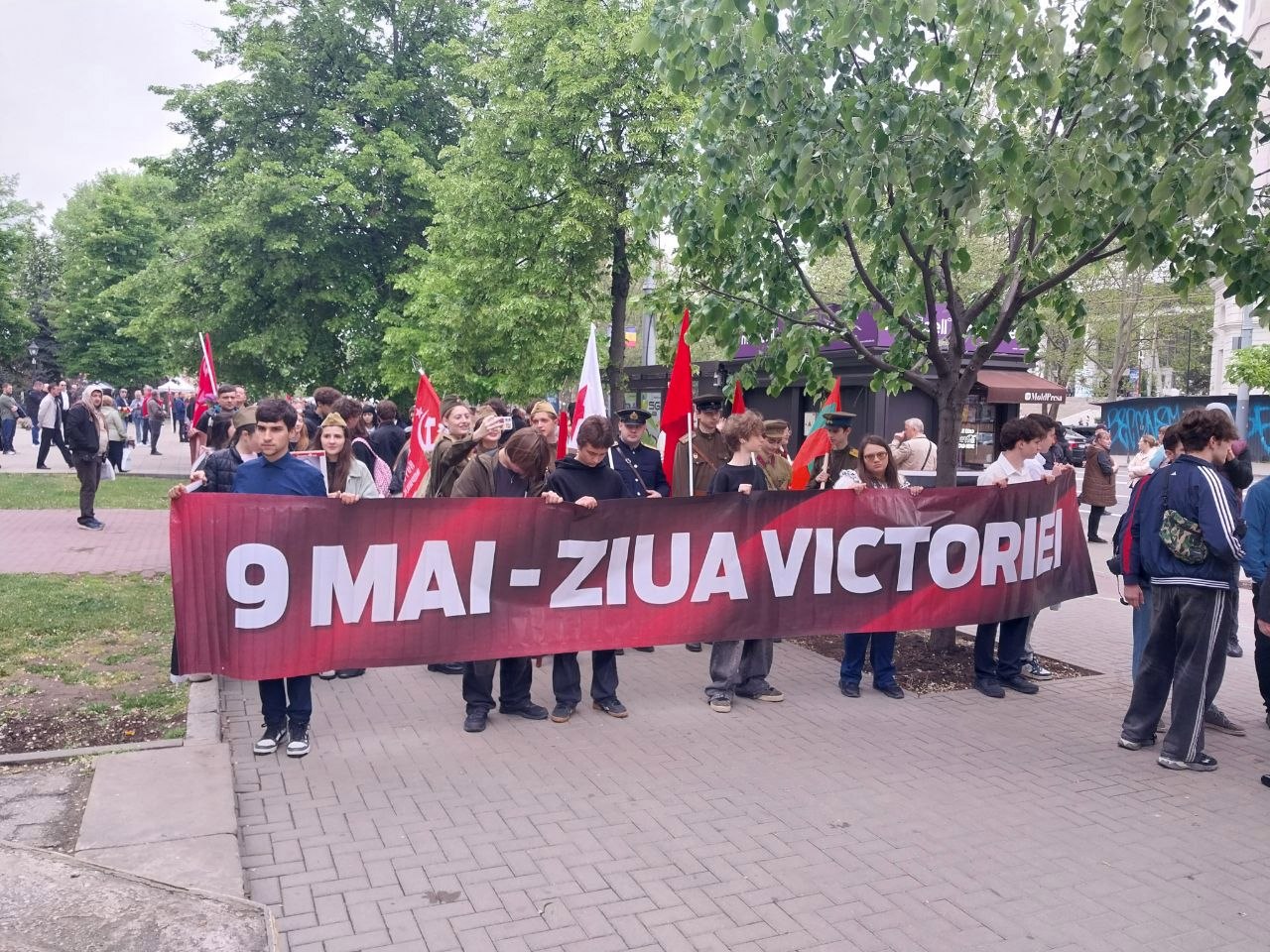 "Катюша" и георгиевские ленты: в Кишиневе прошел "Марш победы", колонну возглавили лидеры ПСРМ и ПКРМ