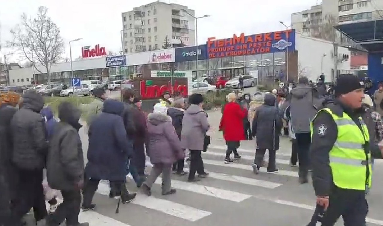 Noi acțiuni de protest s-au desfășurat astăzi în țară. Mai multe trasee au fost blocate