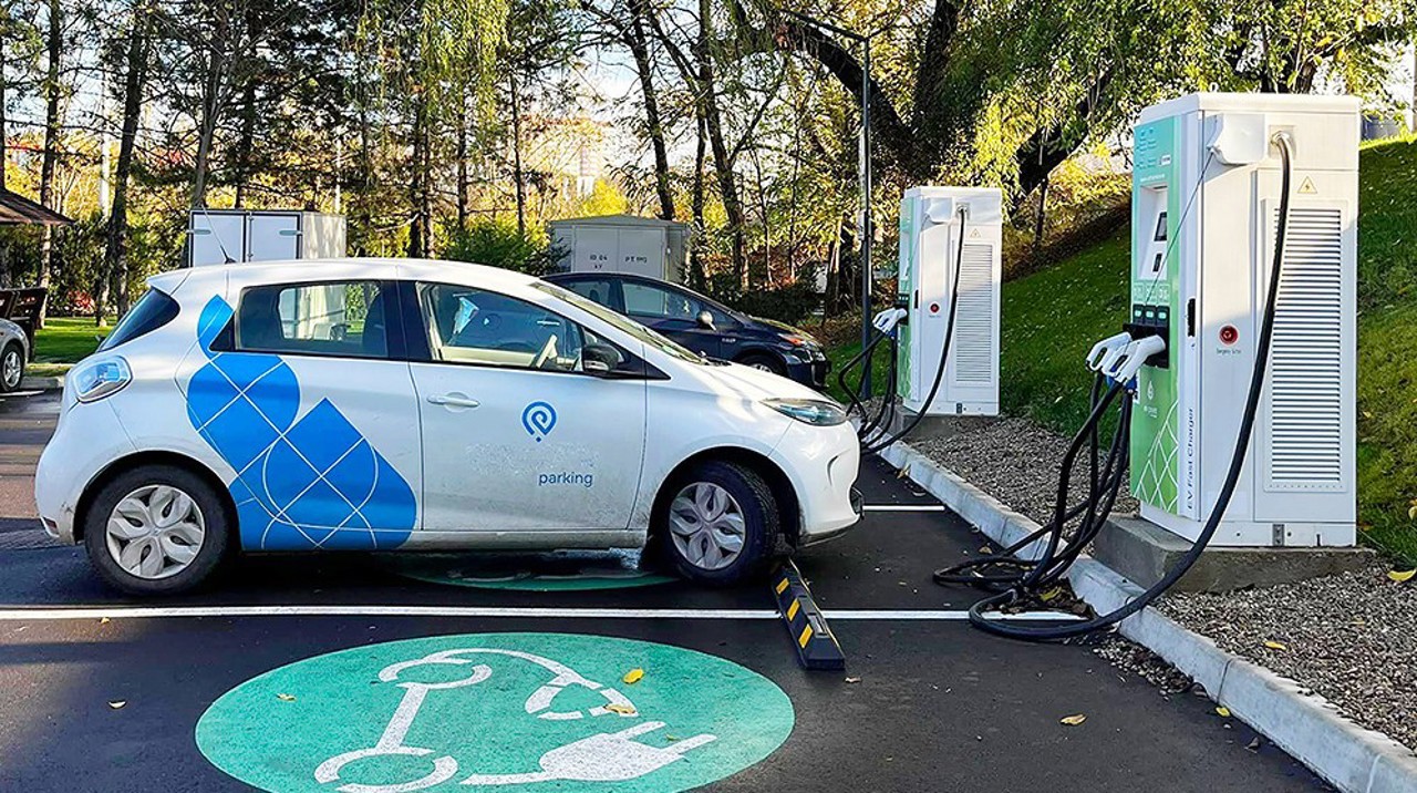 В Молдове тестируют систему Vehicle-to-Grid: энергия, накопленная в электромобилях, сможет поставляться в сеть