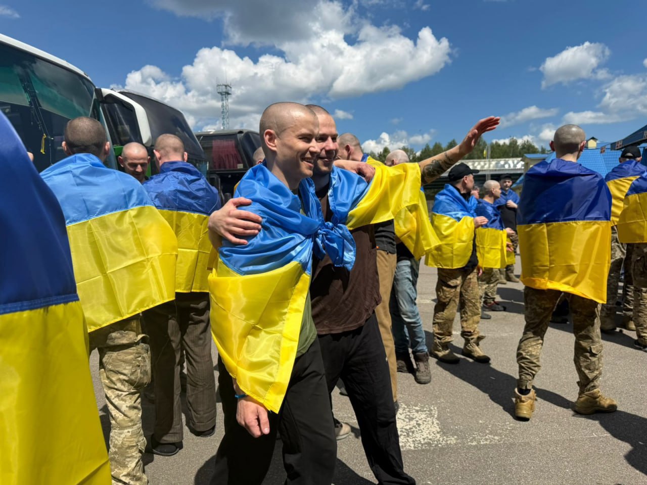 Schimb de prizonieri: 185 de militari și un civil au revenit în Ucraina din captivitatea rusă