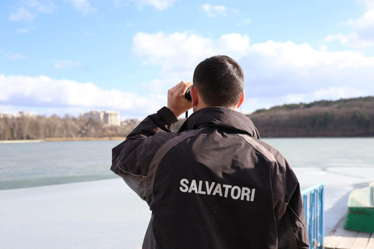 O tânără de 24 de ani, salvată de la înec în parcul Valea Morilor