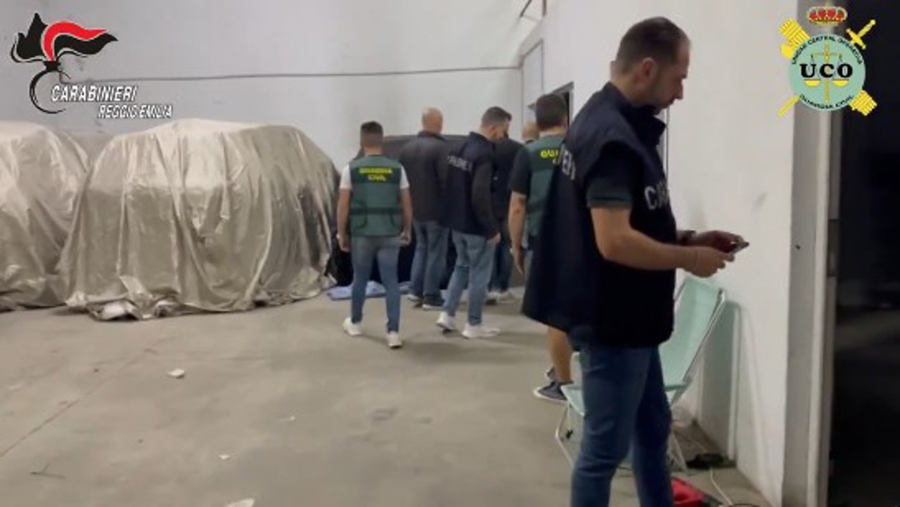 Grup de persoane, printre care moldoveni, furau mașini de lux din Europa și le vindeau în Dubai